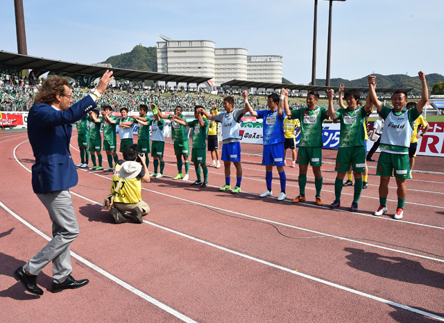 【明治安田Ｊ２ 第10節 岐阜vs長崎】8試合ぶりの白星に喜ぶ岐阜の選手とラモス監督（3/3）