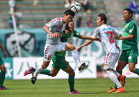 【明治安田Ｊ２ 第10節 岐阜vs長崎】相手選手と競り合う佐藤（長崎）（2/3）