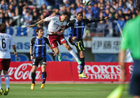 【明治安田Ｊ１ １ｓｔ 第8節 Ｇ大阪vs松本】飯田（松本）とパトリック（Ｇ大阪）の空中戦（2/5）