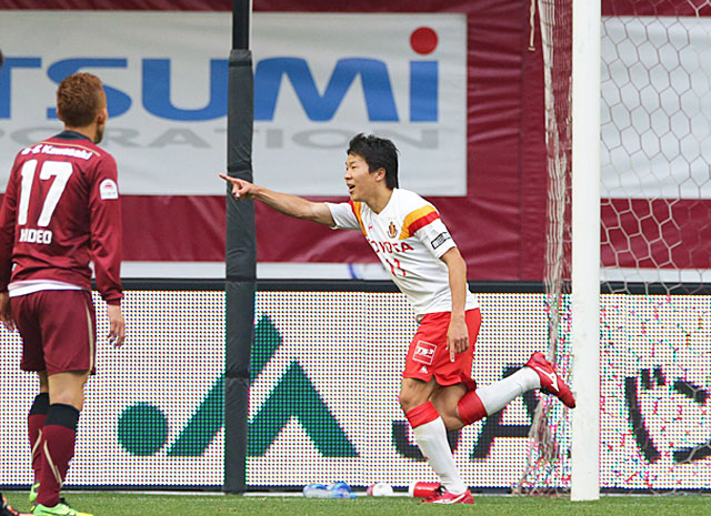 【明治安田Ｊ１ １ｓｔ 第8節 神戸vs名古屋】こぼれ球に反応し決勝ゴールを決めた永井（名古屋）（3/5）