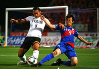 【明治安田Ｊ１ １ｓｔ 第8節 甲府vs浦和】激しく競り合う槙野（浦和）と石原（甲府）（13/14）