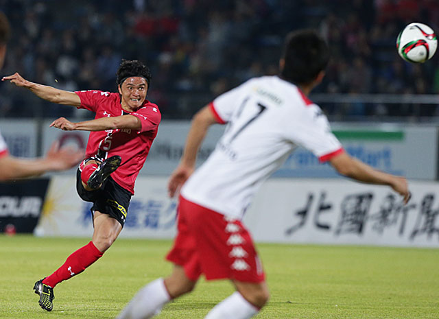 【明治安田Ｊ２ 第10節 金沢vs札幌】果敢にシュートを放つ辻尾（金沢）（3/3）