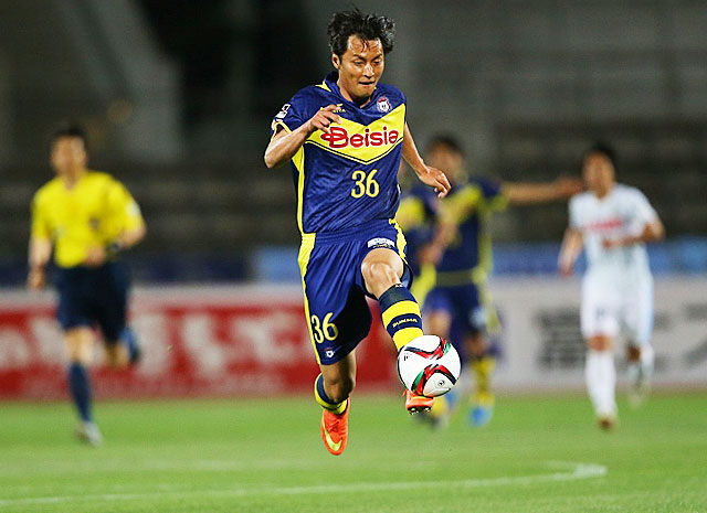 【明治安田Ｊ２ 第10節 群馬vs讃岐】ドリブルでゴール前にボールを運ぶ永井（群馬）（2/3）