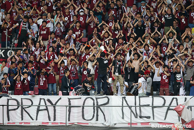 【明治安田Ｊ１ １ｓｔ 第8節 神戸vs名古屋】神戸サポーターから掲げられた「PRAY FOR NEPAL」横断幕
