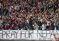 【明治安田Ｊ１ １ｓｔ 第8節 神戸vs名古屋】神戸サポーターから掲げられた「PRAY FOR NEPAL」横断幕