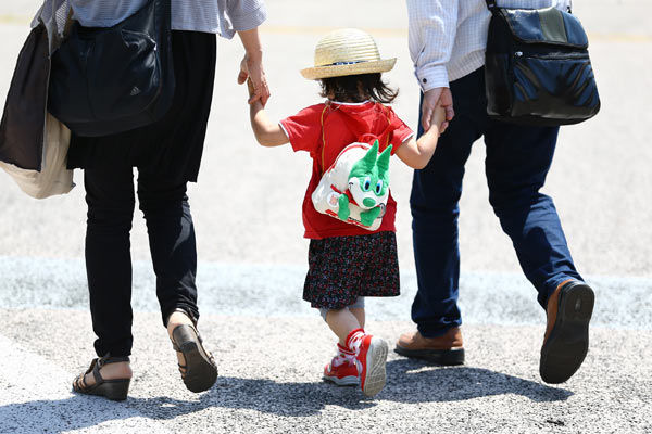 【明治安田Ｊ１ １ｓｔ 第9節 浦和vsＧ大阪】レディアのグッズを背負い観戦に向かうファン・サポーター（4/16）