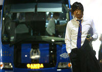 【明治安田Ｊ１ １ｓｔ 第9節 浦和vsＧ大阪】会場に入り音楽を聞いて集中している遠藤保仁（Ｇ大阪）（6/15）