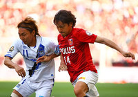 【明治安田Ｊ１ １ｓｔ 第9節 浦和vsＧ大阪】激しく競り合う倉田（Ｇ大阪）と平川（浦和）（12/16）