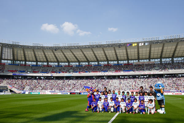 【明治安田Ｊ１ １ｓｔ 第9節 FC東京vs川崎Ｆ】試合前のピッチで行われた「多摩川“コ”ラシコ」の様子（2/15）