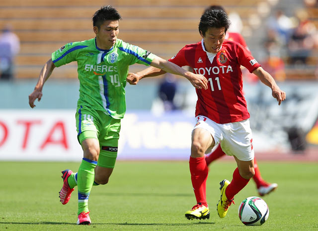 【明治安田Ｊ１ １ｓｔ 第9節 名古屋vs湘南】永井（名古屋）にプレッシャーをかける大槻（湘南）（2/5）