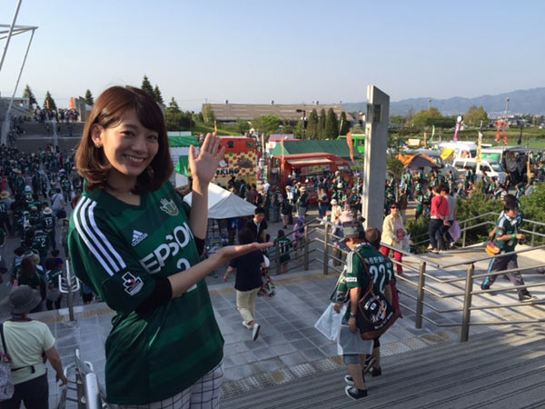 【明治安田Ｊ１ １ｓｔ 第9節 松本vs新潟】松本平広域公園総合球技場を満喫する佐藤 美希さん（6/7）