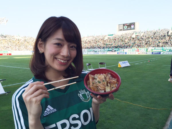 【明治安田Ｊ１ １ｓｔ 第9節 松本vs新潟】スタジアムグルメを食べる佐藤 美希さん（5/7）