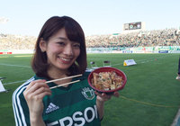 【明治安田Ｊ１ １ｓｔ 第9節 松本vs新潟】スタジアムグルメを食べる佐藤 美希さん（5/7）