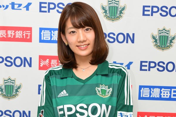 【明治安田Ｊ１ １ｓｔ 第9節 松本vs新潟】松本のユニホームを着て取材を受ける佐藤 美希さん（3/7）