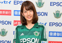 【明治安田Ｊ１ １ｓｔ 第9節 松本vs新潟】松本のユニホームを着て取材を受ける佐藤 美希さん（3/7）