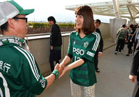 【明治安田Ｊ１ １ｓｔ 第9節 松本vs新潟】ファンと交流する佐藤 美希さん（2/7）