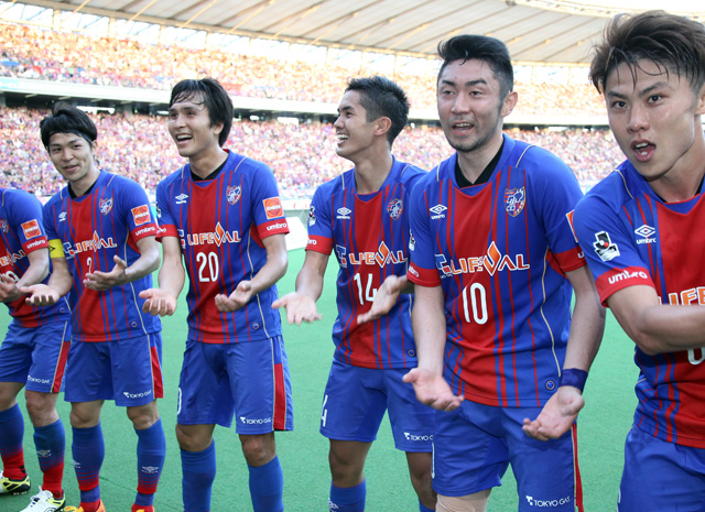 【明治安田Ｊ１ １ｓｔ 第9節 FC東京vs川崎Ｆ】決勝ヘッドを決めた武藤とゆりかごパフォーマンスを披露するFC東京の選手達（13/15）