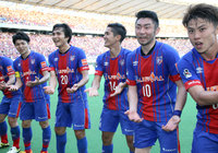 【明治安田Ｊ１ １ｓｔ 第9節 FC東京vs川崎Ｆ】決勝ヘッドを決めた武藤とゆりかごパフォーマンスを披露するFC東京の選手達（13/15）