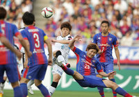 【明治安田Ｊ１ １ｓｔ 第9節 FC東京vs川崎Ｆ】谷口（川崎Ｆ）のシュートを体を張って防ぐ吉本（FC東京）（14/15）