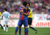 【明治安田Ｊ１ １ｓｔ 第9節 FC東京vs川崎Ｆ】試合終了と同時に森重と抱き合う武藤（FC東京）（15/15）