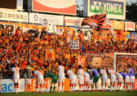 【明治安田Ｊ１ １ｓｔ 第9節 柏vs清水】試合後、柏まで応援に駆けつけたファン・サポーターに挨拶を行う清水の選手たち（5/5）