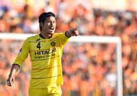 【明治安田Ｊ１ １ｓｔ 第9節 柏vs清水】ディフェンス陣に指示を出す鈴木（柏）（2/5）