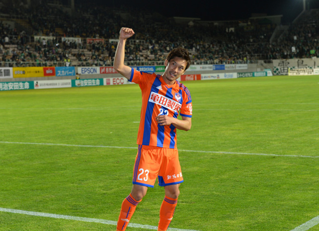 【明治安田Ｊ１ １ｓｔ 第9節 松本vs新潟】試合後にファン・サポーターにガッツポーズをする山本（新潟）（5/5）