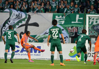 【明治安田Ｊ１ １ｓｔ 第9節 松本vs新潟】先制のPKを決めたレオ シルバ（新潟）（1/5）