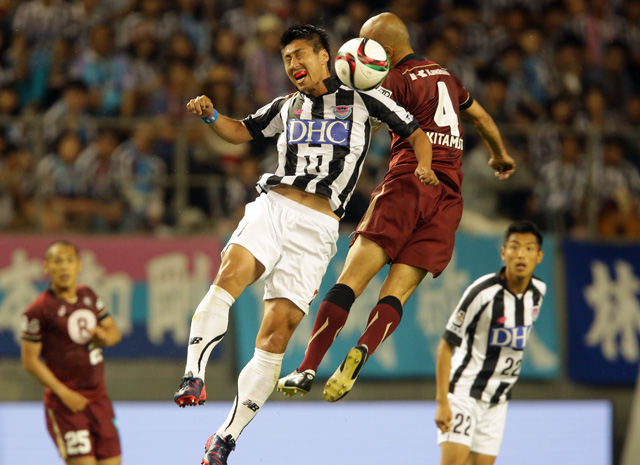 【明治安田Ｊ１ １ｓｔ 第9節 鳥栖vs神戸】豊田（鳥栖）と北本（神戸）の激しいエアバトル（3/5）