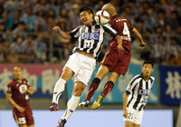 【明治安田Ｊ１ １ｓｔ 第9節 鳥栖vs神戸】豊田（鳥栖）と北本（神戸）の激しいエアバトル（3/5）