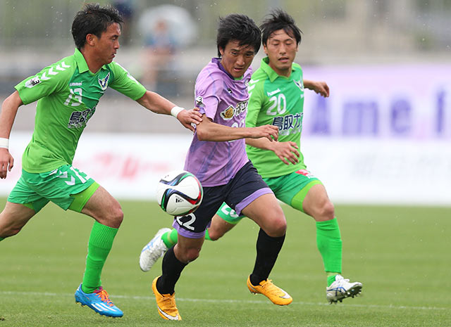 【明治安田Ｊ３ 第9節 鳥取vs藤枝】囲まれながらもドリブル突破を図る真野（藤枝）（2/2）