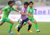 【明治安田Ｊ３ 第9節 鳥取vs藤枝】囲まれながらもドリブル突破を図る真野（藤枝）（2/2）