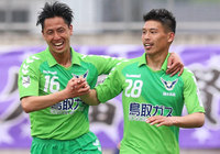 【明治安田Ｊ３ 第9節 鳥取vs藤枝】54分にヘディングで追加点を決めた秋山（鳥取 #28）（1/2）