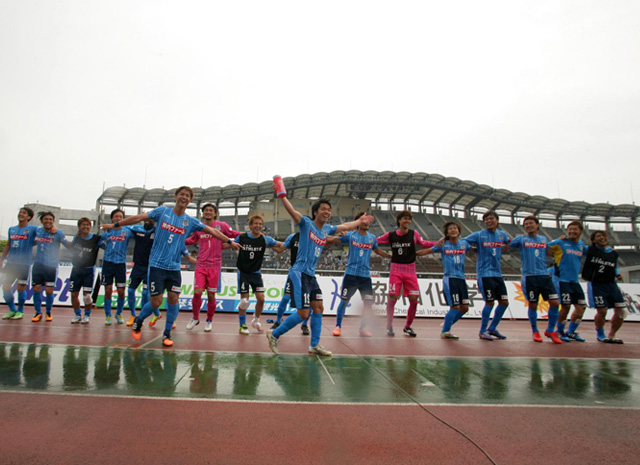 【明治安田Ｊ２ 第11節 讃岐vs東京Ｖ】8試合ぶりの白星を喜ぶ讃岐の選手達（3/3）