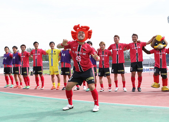 【明治安田Ｊ２ 第11節 金沢vs水戸】ファン・サポーターと首位奪取を喜ぶ金沢の選手達（3/3）