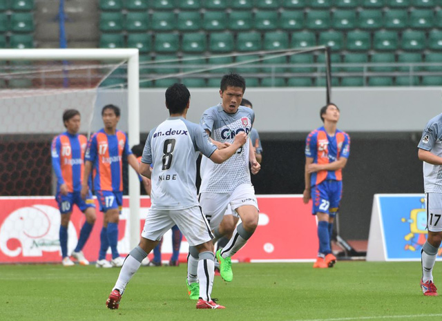 【明治安田Ｊ２ 第11節 長崎vs岡山】90分に値千金の同点ヘッドを決めた岩政（岡山）（3/3）