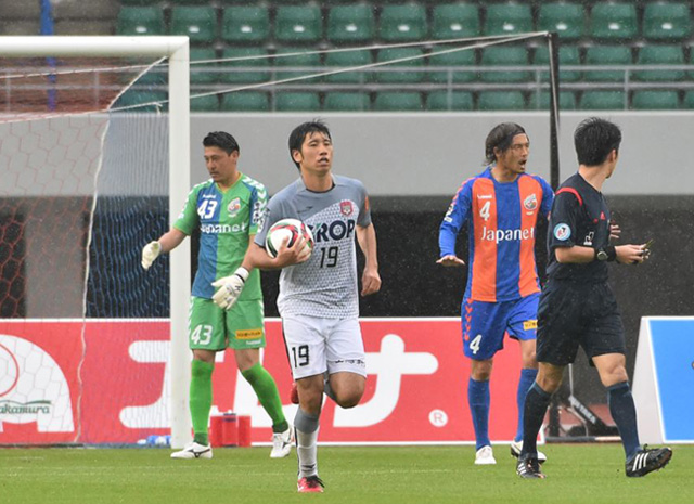 【明治安田Ｊ２ 第11節 長崎vs岡山】追撃のゴールを決めた片山（岡山）（2/3）