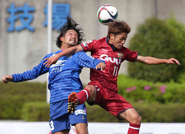 【明治安田Ｊ３ 第9節 町田vs琉球】空中戦を繰り広げる大竹（町田）と小幡（琉球）（2/2）