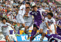 【明治安田Ｊ２ 第11節 京都vs群馬】有田（京都）と江坂（群馬）の迫力の空中戦（2/3）