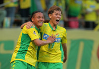 【明治安田Ｊ２ 第11節 千葉vs横浜FC】試合を決める3点目のゴールを決めた田中（左）と2点目のゴールを決めた中村（右）（2/3）