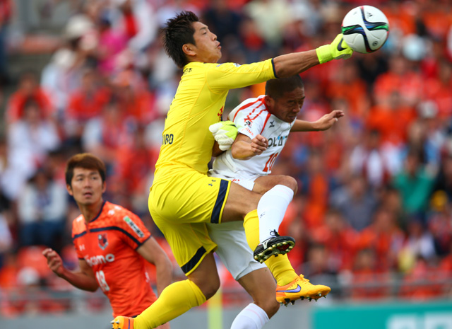 【明治安田Ｊ２ 第11節 大宮vs愛媛】的確な飛び出しで得点を許さない守護神・加藤（大宮）（2/3）