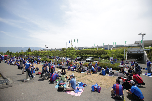 【明治安田Ｊ１ １ｓｔ 第10節 松本vs甲府】アウェイのスタジアムで開場を待つ甲府ファン・サポーター（5/17）