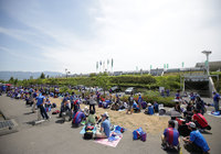 【明治安田Ｊ１ １ｓｔ 第10節 松本vs甲府】アウェイのスタジアムで開場を待つ甲府ファン・サポーター（5/17）