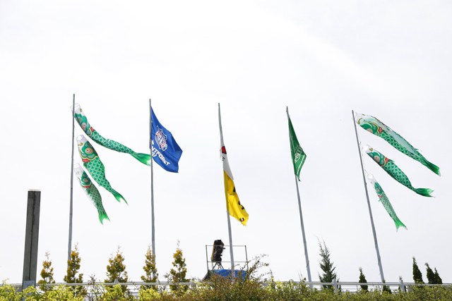 【明治安田Ｊ１ １ｓｔ 第10節 松本vs甲府】こどもの日にちなんでスタジアムに揚げられるこいのぼり（3/17）