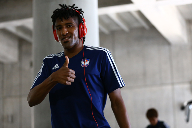 【明治安田Ｊ１ １ｓｔ 第10節 新潟vs山形】笑顔で会場入りするコルテース（新潟）（4/17）