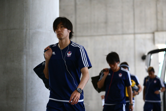 【明治安田Ｊ１ １ｓｔ 第10節 新潟vs山形】会場に入り音楽を聞いて集中している小林裕紀（新潟）（5/17）