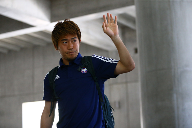 【明治安田Ｊ１ １ｓｔ 第10節 新潟vs山形】ファン・サポーターに手を振り会場入りする山崎亮平（新潟）（6/17）