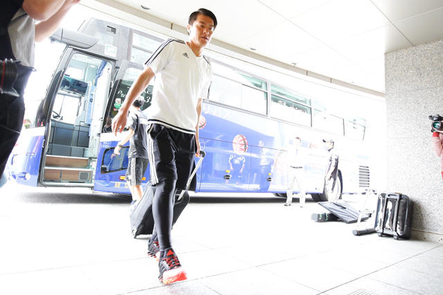 【明治安田Ｊ１ １ｓｔ 第10節 松本vs甲府】バスから降り会場入りする田中隼磨（松本）（4/17）