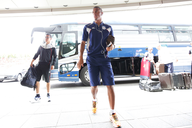 【明治安田Ｊ１ １ｓｔ 第10節 松本vs甲府】会場に入り音楽を聞いて集中しているアドリアーノ（甲府）（6/17）