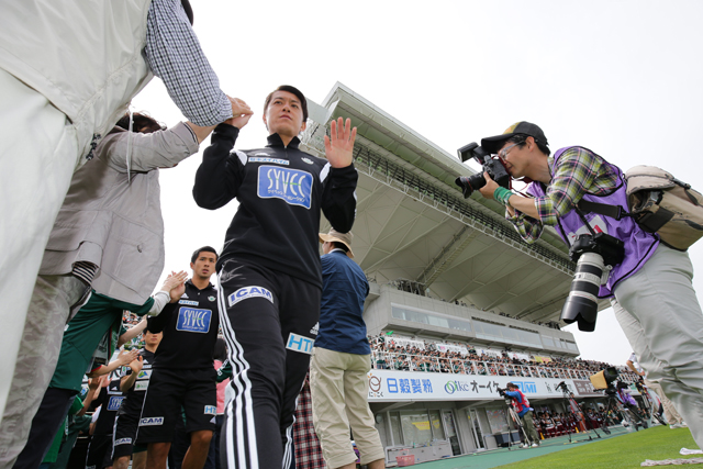 【明治安田Ｊ１ １ｓｔ 第10節 松本vs甲府】ピッチ入りする松本の選手（8/17）